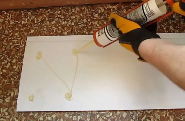 наносим жидкие гвозди